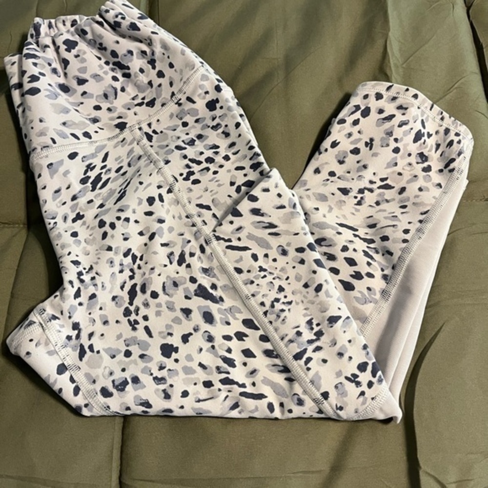 Athleta Spotty Up For‎ Anything Cropped Leggings Small , a small spot on leg - Picture 5 of 5